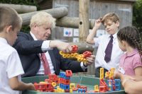 El primer ministro del Reino Unido, Boris Johnson, juega con niños durante una visita a una escuela en Kent, al sur de Inglaterra.