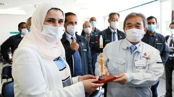 Sarah al Amiri, la líder científica de la misión Hope, celebró el exitoso lanzamiento con sus socios de Japón.