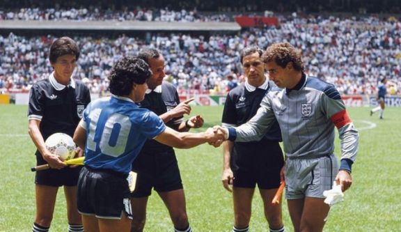 Epigrafe Ali Bennaceur antes del partido junto a Maradona y Shilton.